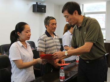 省總工會黨組書記、副主席陳震一行到順昌虹潤精密儀器有限公司慰問困難職工